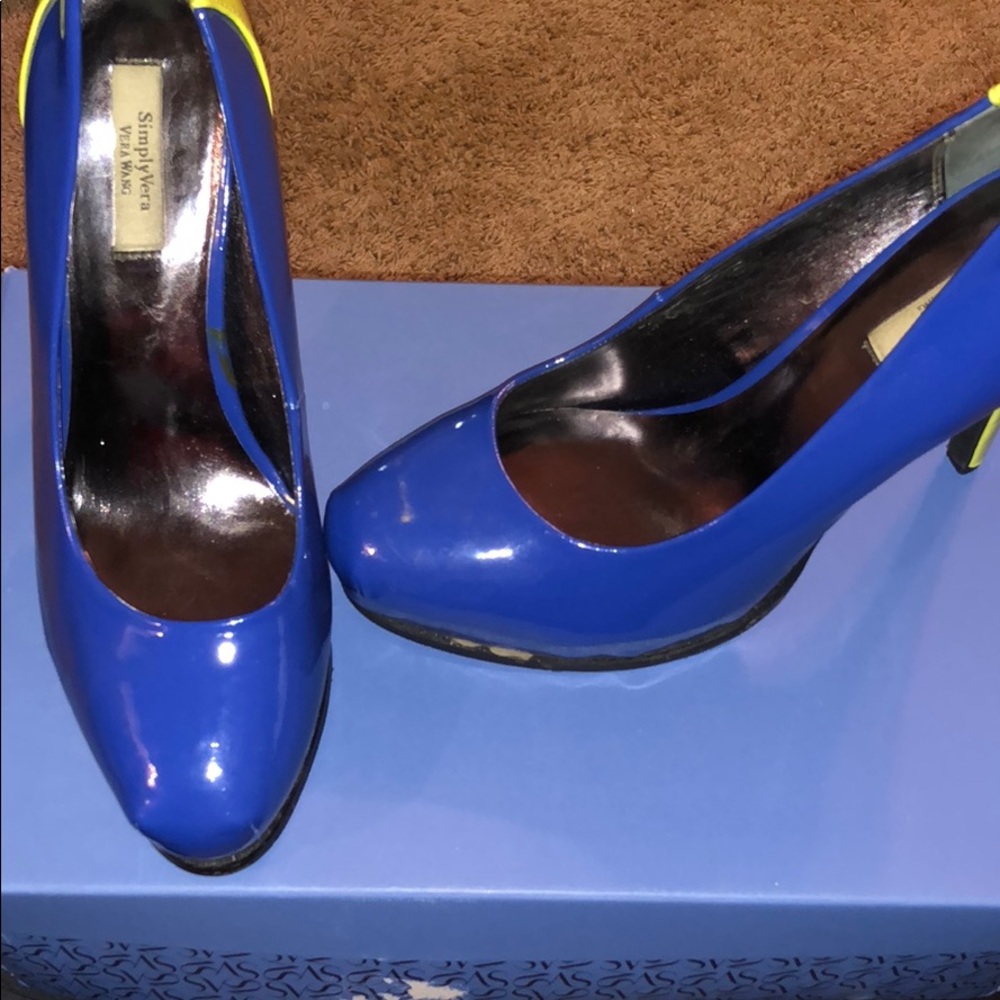 Blue and lime green pump